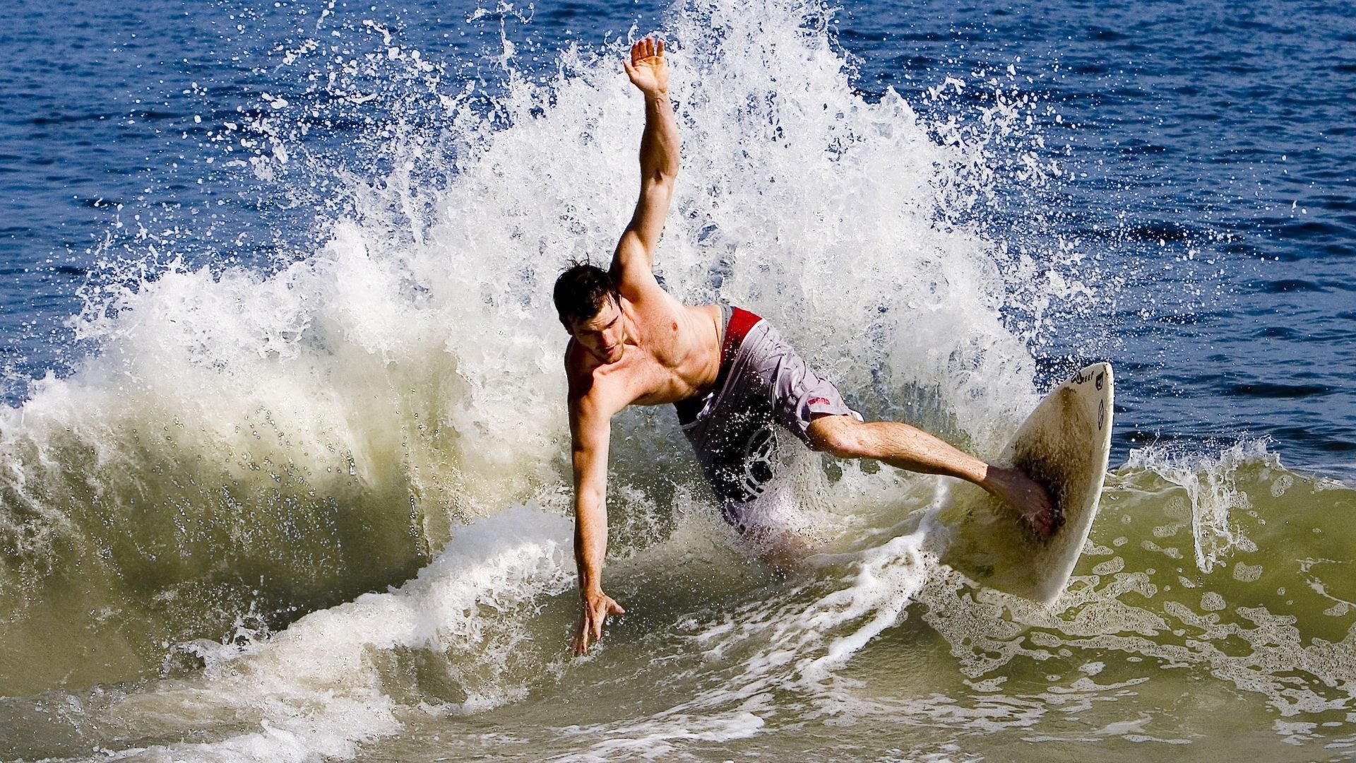 “新都垒球赛：全力一击，谁能制胜？”